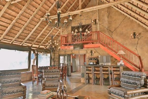 Tshukudiba Game Lodge Tom Burke Екстериор снимка