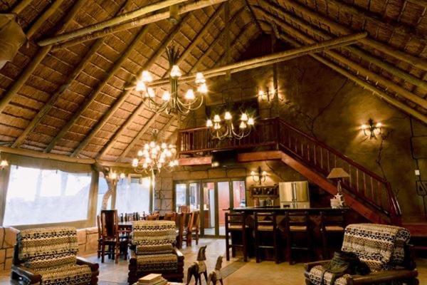 Tshukudiba Game Lodge Tom Burke Екстериор снимка