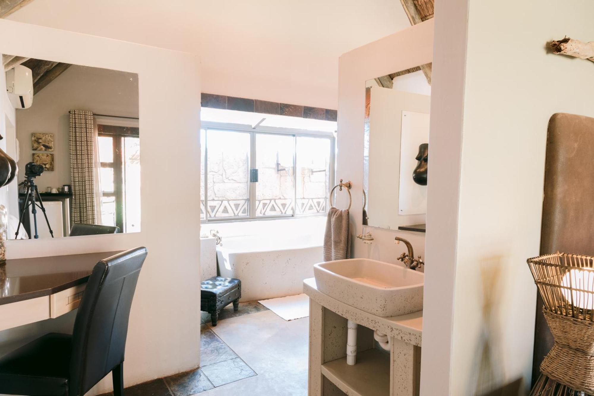 Tshukudiba Game Lodge Tom Burke Екстериор снимка